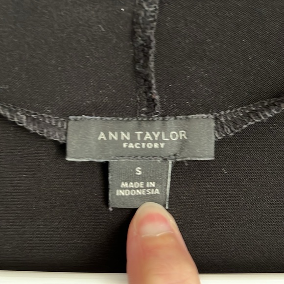 Ann Taylor Factory v-neckline sleeveless blouse size s - Picture 4 of 4